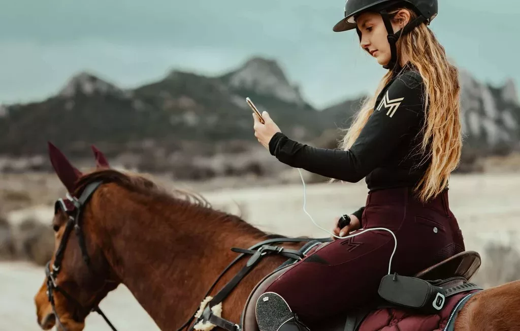 Mulher a cavalo com GPS móvel - App-PAJ